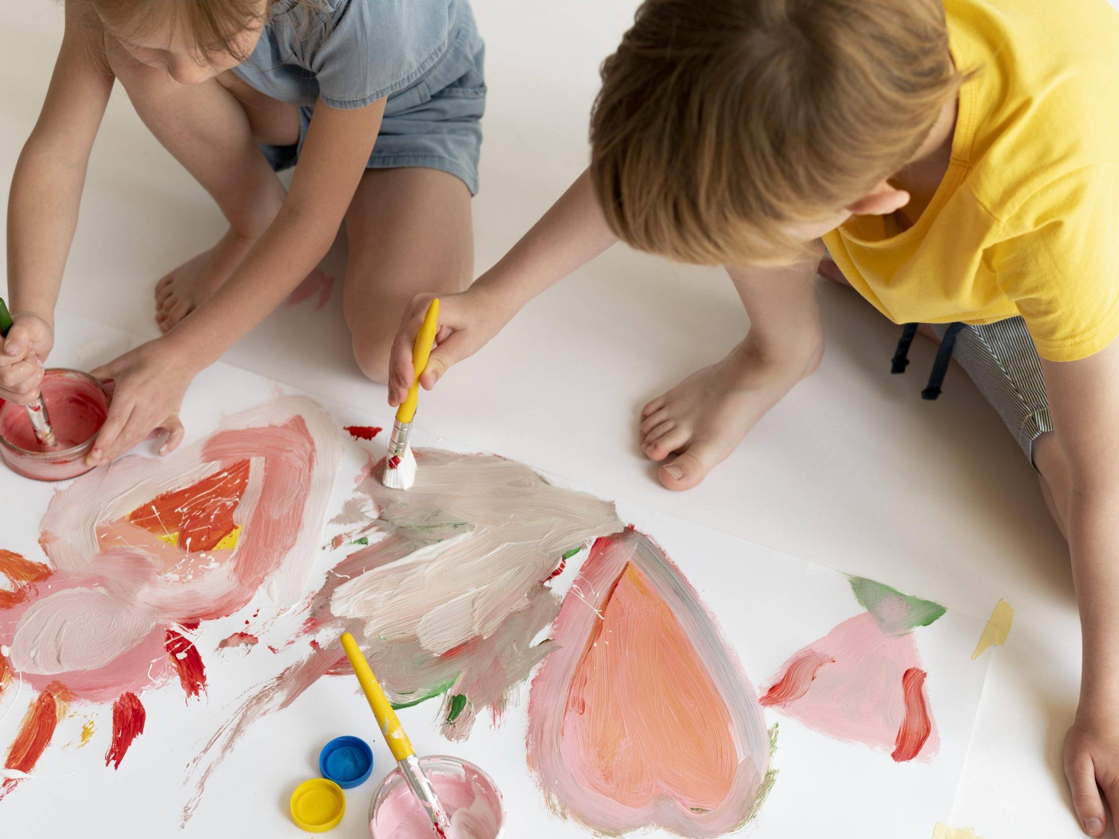 Nens pintant durant una activitat manual d’estiu