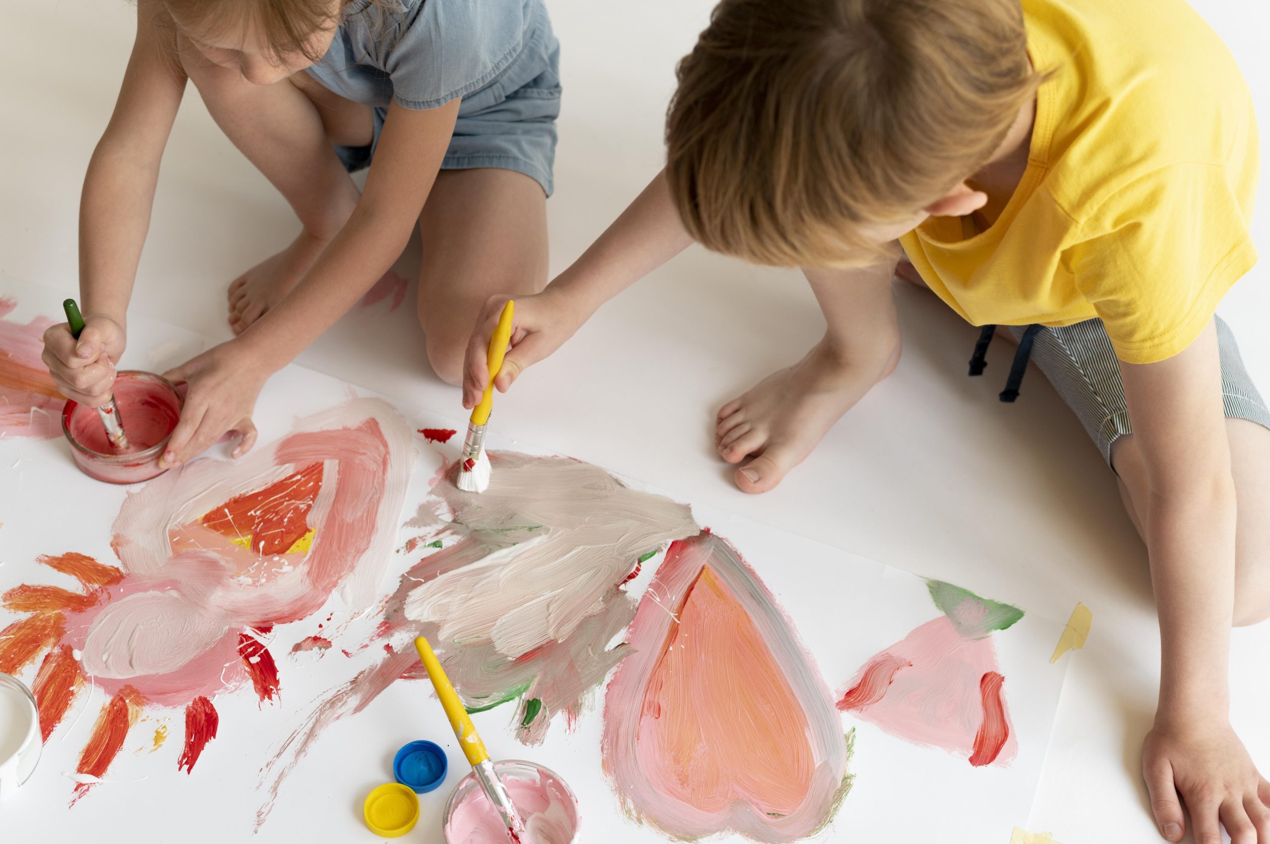 Nens pintant durant una activitat manual d’estiu